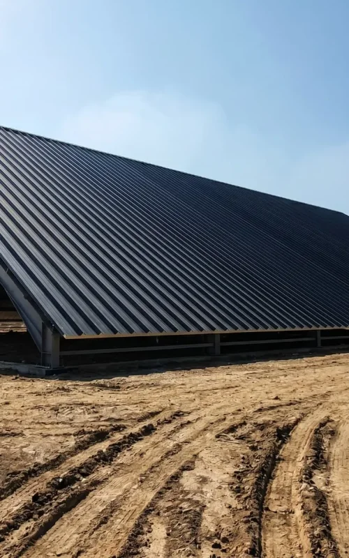 Wide-span warehouse roof utilizing YG Panels high-rib PU sandwich panels for excellent stiffness and water management compatibility. Wide-span warehouse roof utilizing YG Panels high-rib PU sandwich panels for excellent stiffness and water management compatibility.